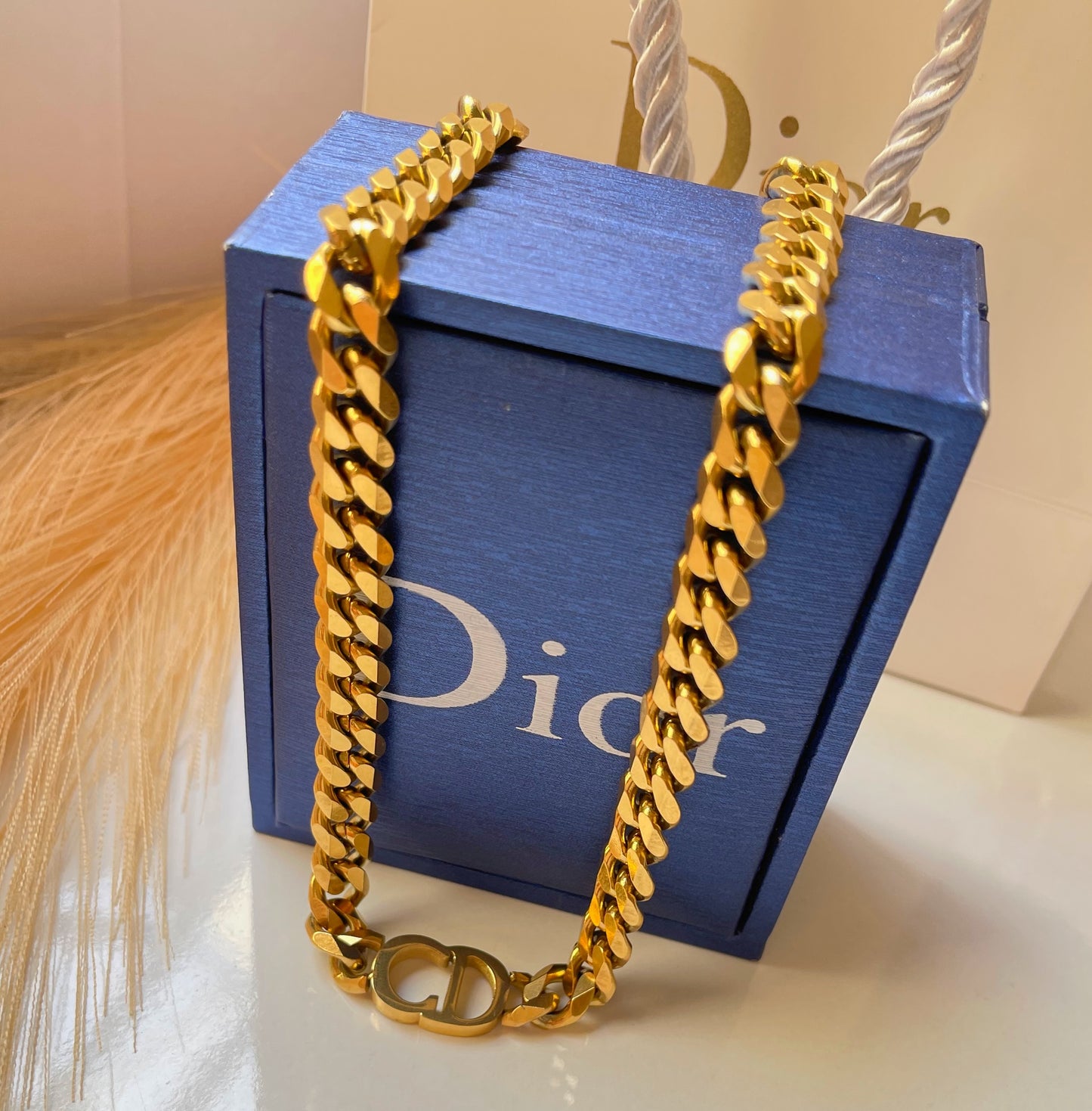 Collier Dior ras de cou doré