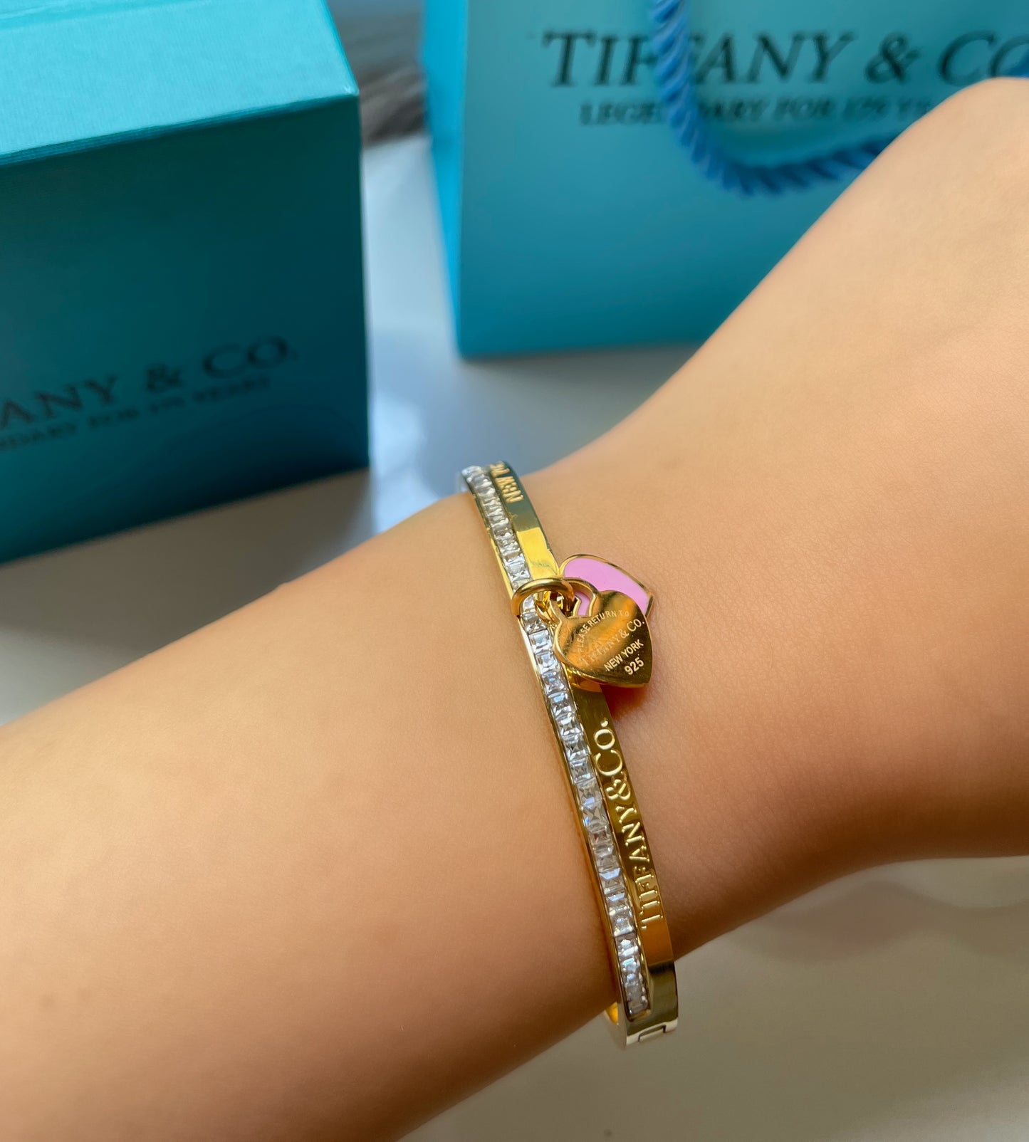 Bracelet Tiffany & Co doré avec coeurs