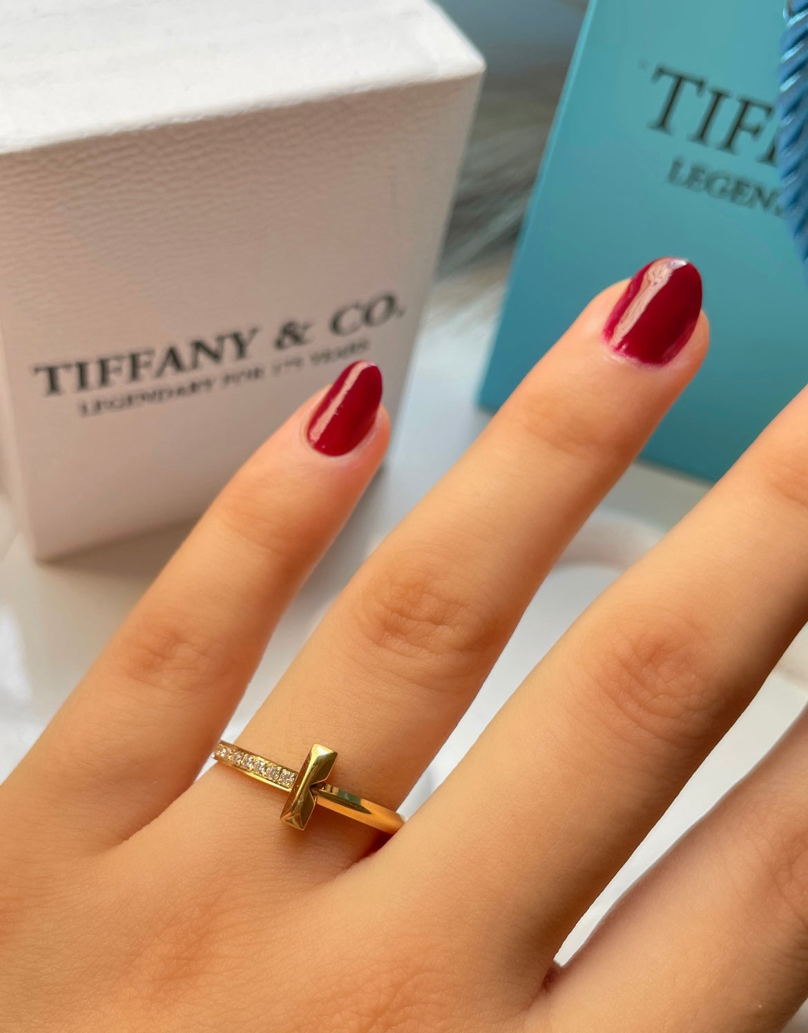 Bague Tiffany & Co T avec strass doré