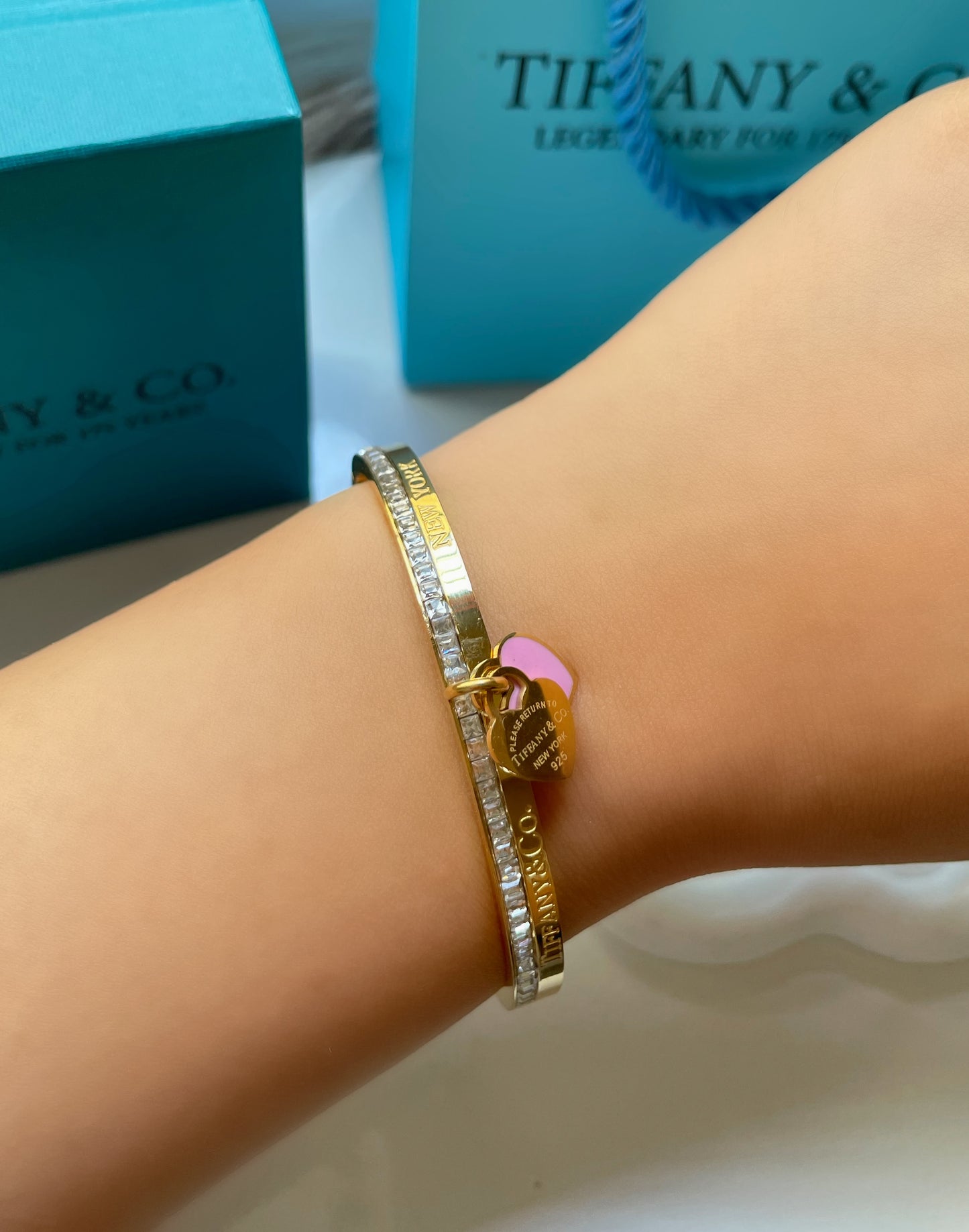 Bracelet Tiffany & Co doré avec coeurs
