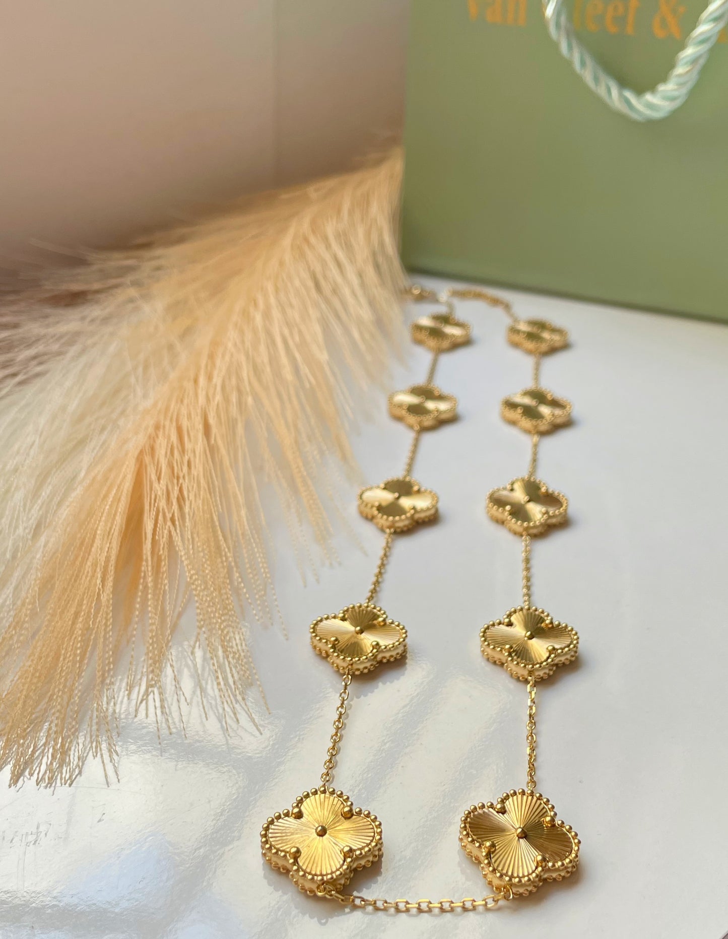 Collier Van Cleef & Arpels doré avec dix trèfles