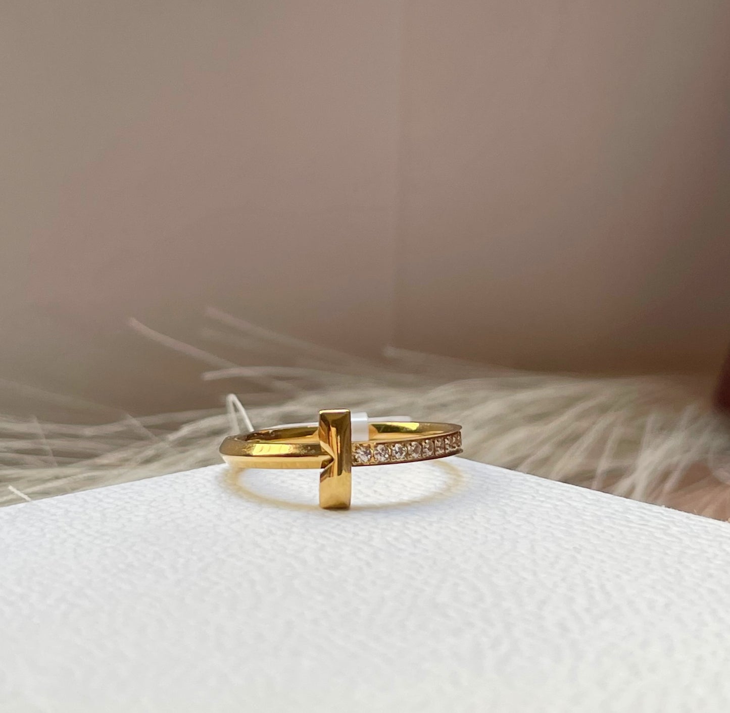 Bague Tiffany & Co T avec strass doré