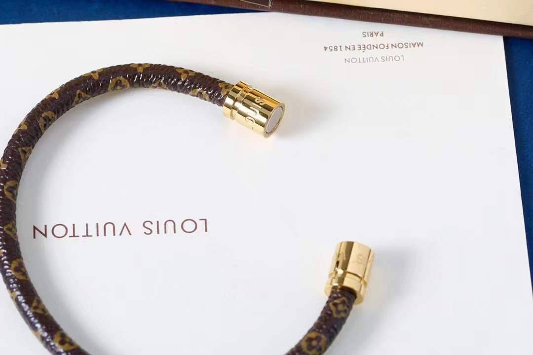 Bracelet Louis Vuitton cuir magnétique