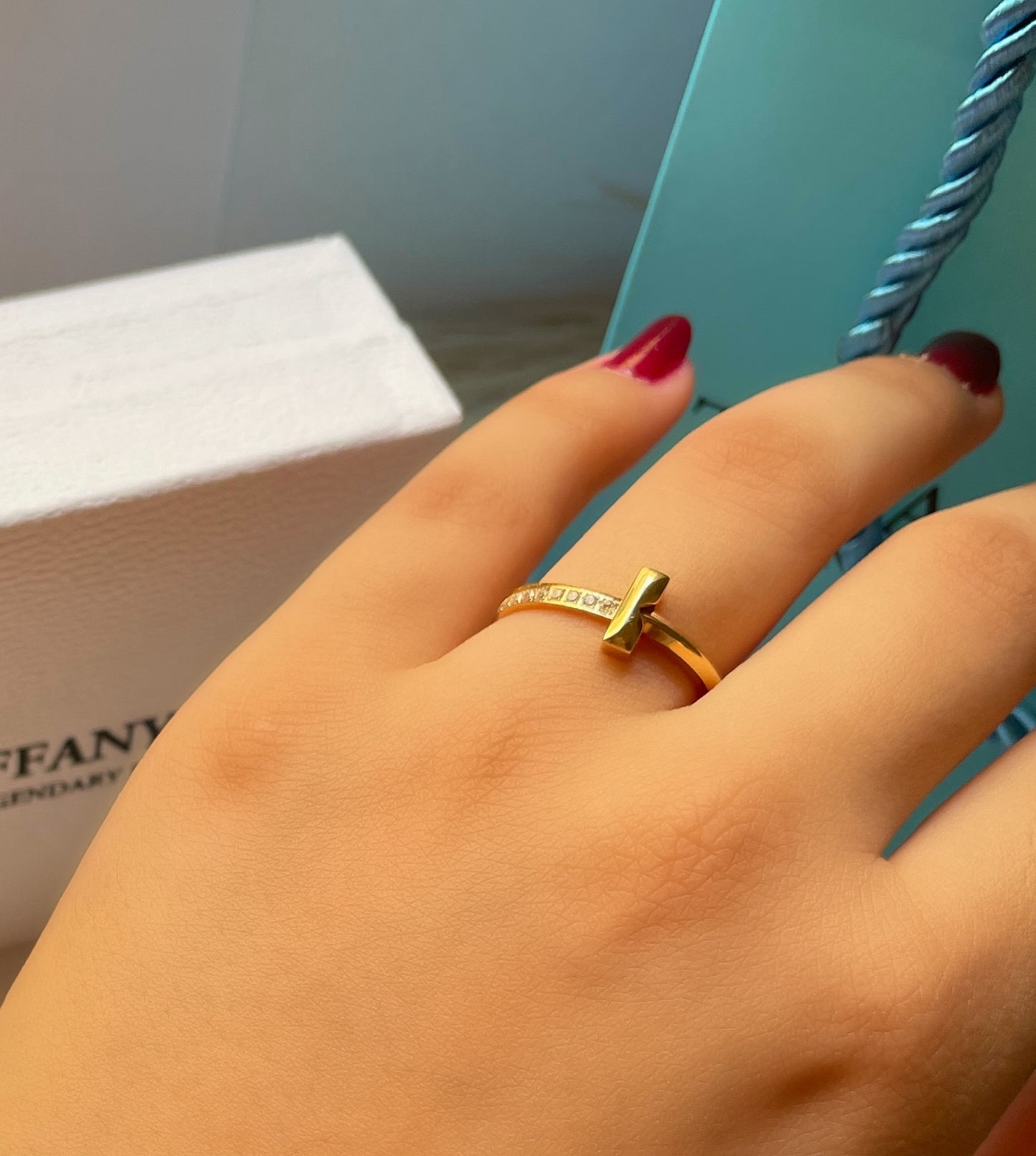 Bague Tiffany & Co T avec strass doré