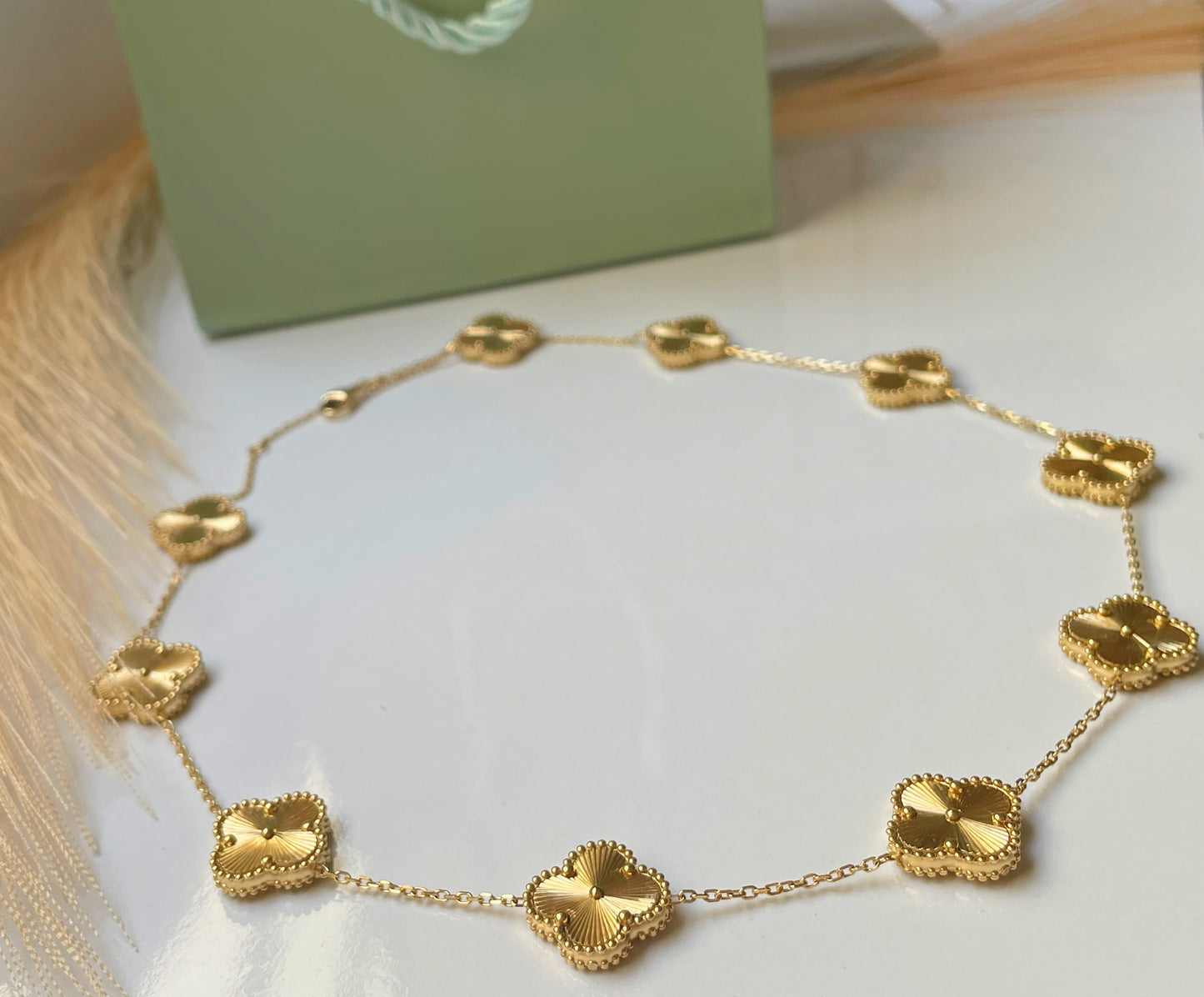 Collier Van Cleef & Arpels doré avec dix trèfles