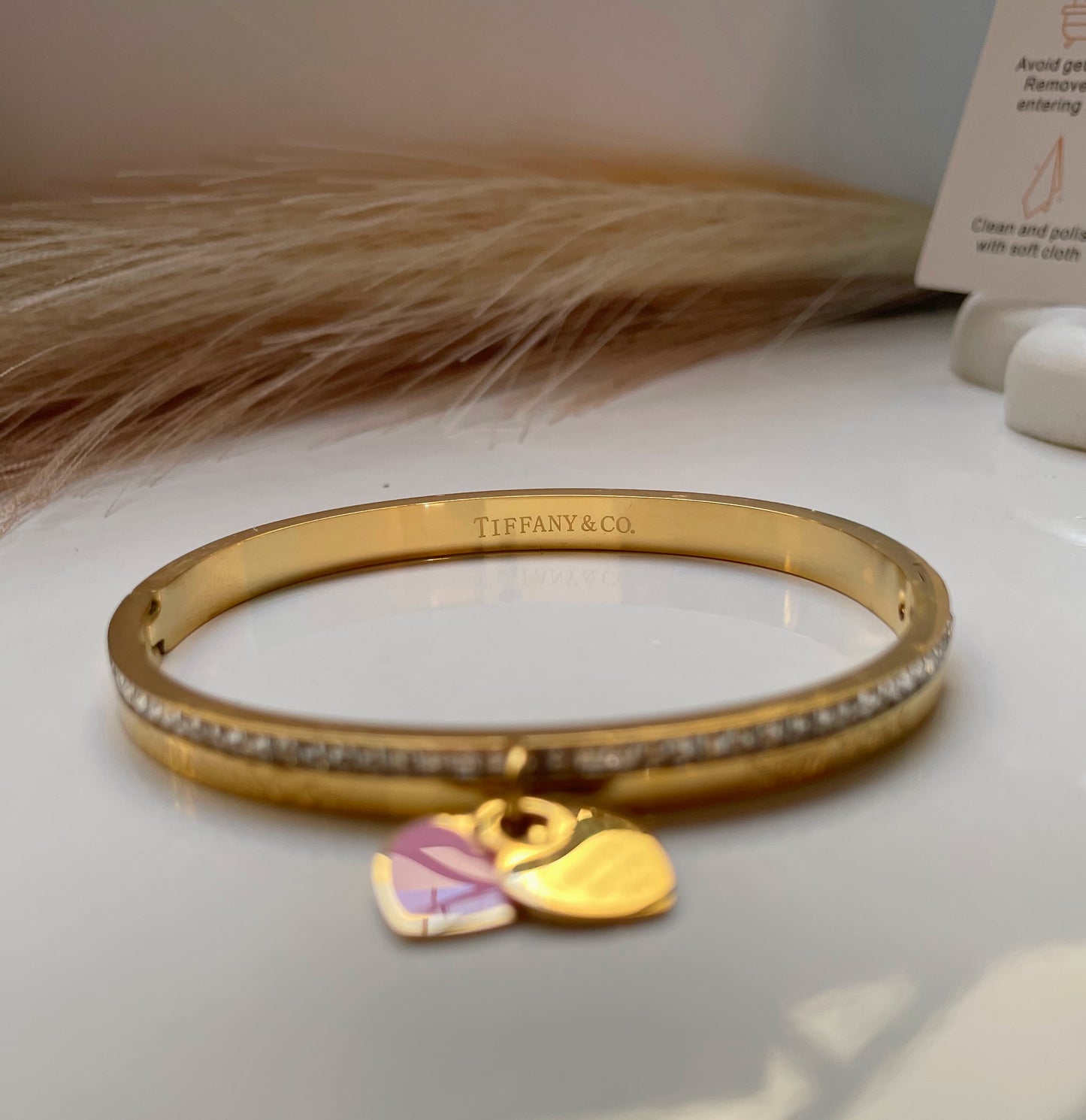 Bracelet Tiffany & Co doré avec coeurs