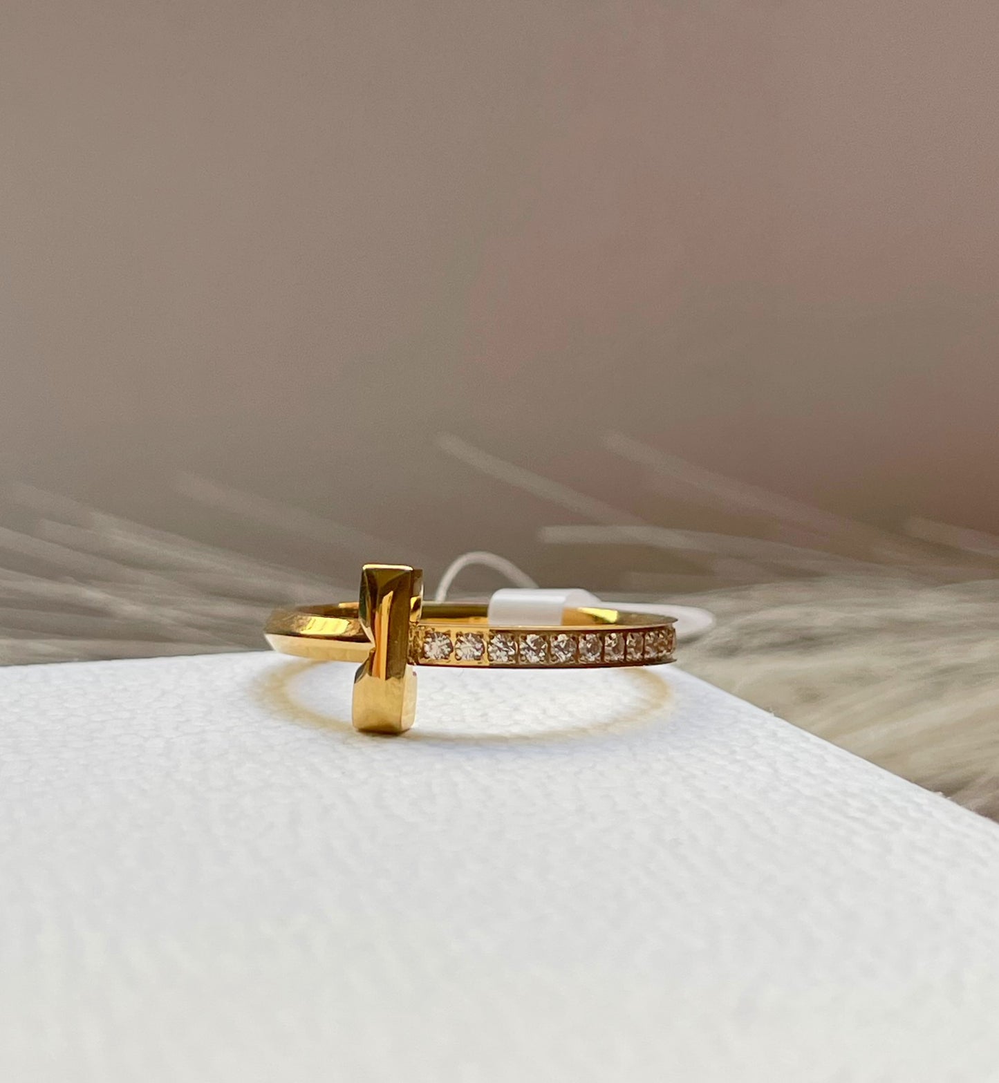 Bague Tiffany & Co T avec strass doré