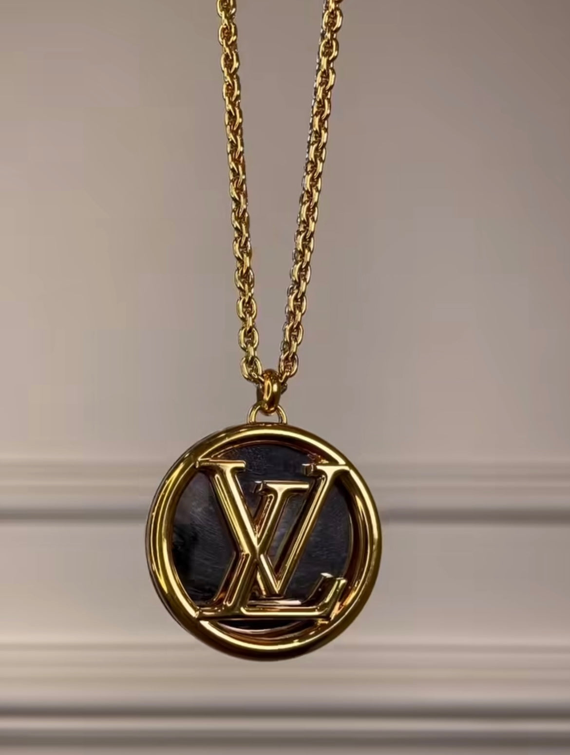 Collier Louis Vuitton doré avec cuir