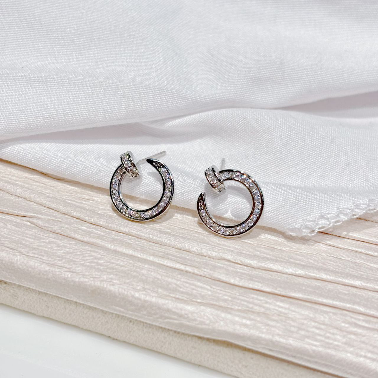 Boucles d’oreilles Cartier Clou strass